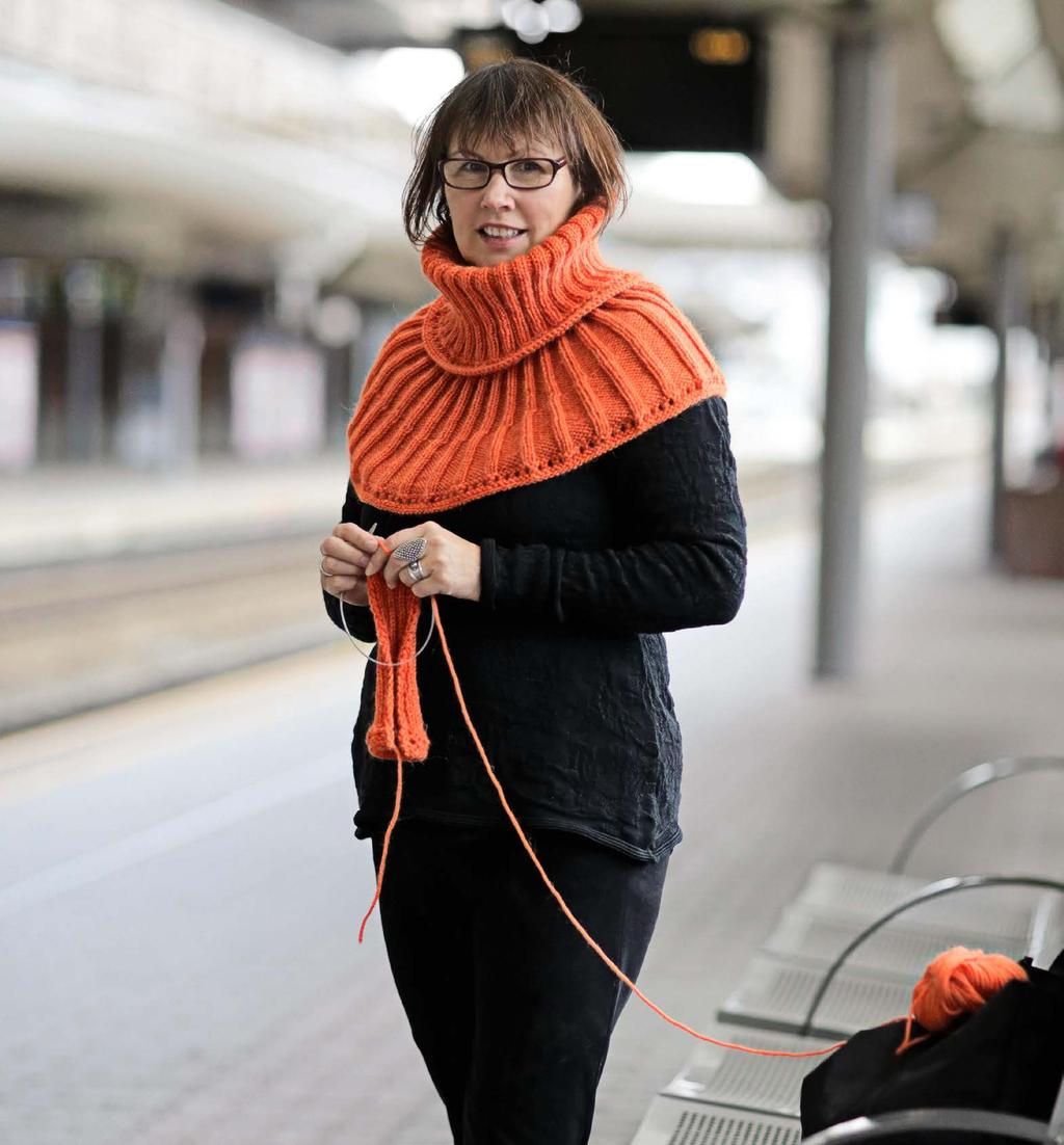 Foto: Kim Müller 06 #ORANSJESKJERF BROSTEIN GARN SOM BRUKES I DENNE OPPSKRIFTEN: #ORANSJESKJERF 65 % ull, 35 % alpakka, 50 gram = ca 75 meter #ORANSJESKJERF BROSTEIN er et symbol på manges hverdag og