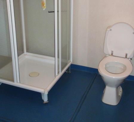 16 (40) Gulvbelegg på våtrom på WC/bad og vaskerom Det ble registrert et blått gulvbelegg på WC/bad tilknyttet de 3 beboerrommene, ett WC i fellesarealet og på vaskerom.