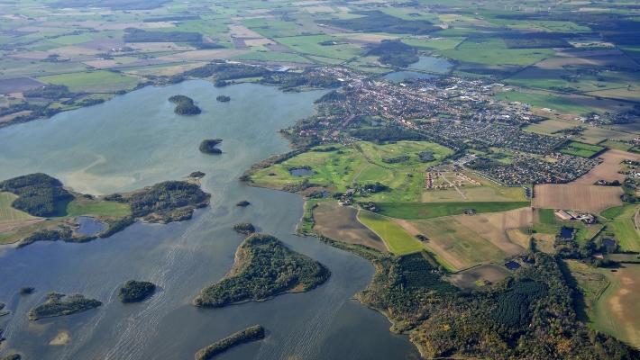 Maribo sett fra oven. Maribo Domkirke (0.5 km) Besøk Maribo Domkirke, som opprinnelig var en klosterkirke, gitt til Grimstrup gods av Dronning Margrethe I.