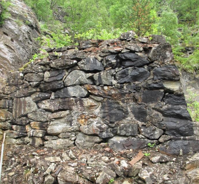 Gammal steinmur (t.v) med mange typiske metalllaver. Juvet (t.h.