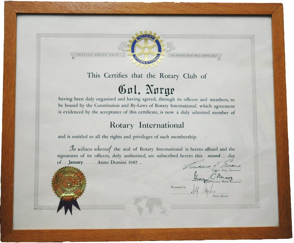 Gol Rotary klubb 1967-2007 3 Charterbrevet Charteret har mangeårig arkivar Gunnar Gulliksen tatt vare på sammen