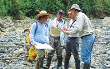 skogstrær til senere utplanting. Intex s geologer diskuterer kartlegging i Mindoro.