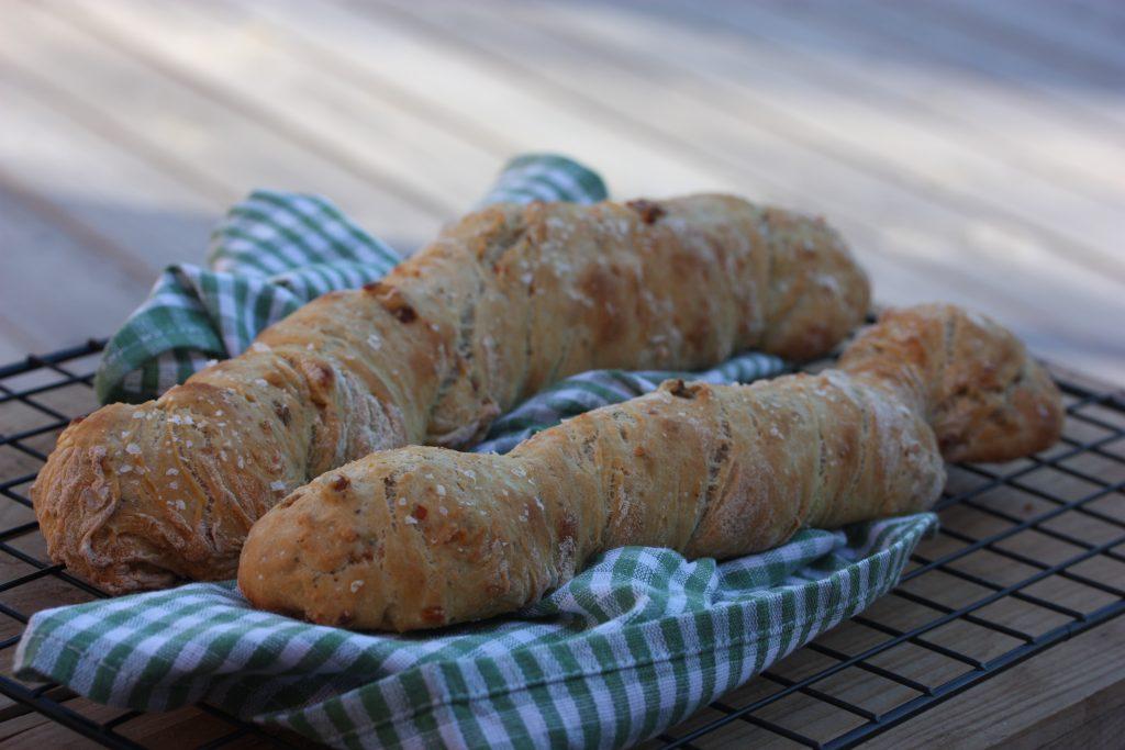 Hei og god onsdag! I dag skal du få en superenkel, og veldig god oppskrift av meg. Du trenger ikke elte deigen og baguettene er perfekte å fryse ned.