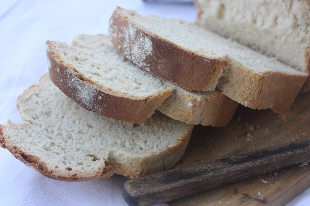 Ha alle ingrediensene i en eltebolle og elt deigen i 10 minutter. Kle to brødformer med bakepapir. Ha deigen på benken og form til to avlange emner.