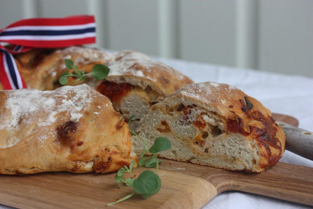 ca 7 8 dl hvetemel Fyll: 200 gram mozzarella, revet 200 gram røkt skinke, i strimler ett lite glass marinerte soltørkede (cherry)tomater fersk oregano, en liten håndfull frisk basilikum, en liten