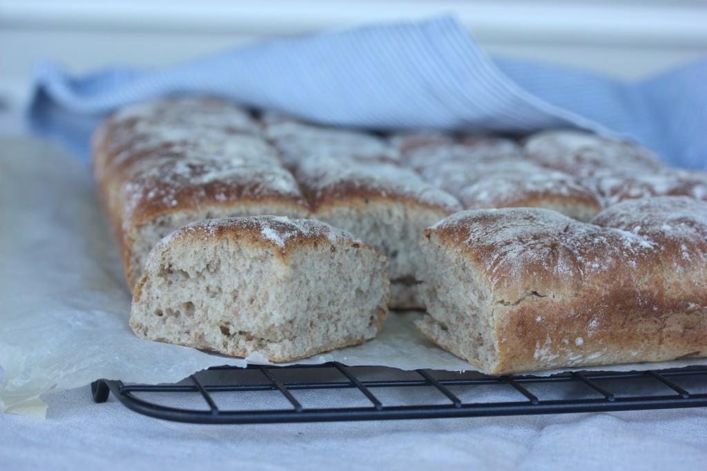 Du trenger en liten langpanne på ca 28 40 cm. Kle den med bakepapir. Ha alle ingrediensene i en eltebolle og elt deigen godt i ca fem minutter. Det gjør ingenting at deigen er litt klissete.