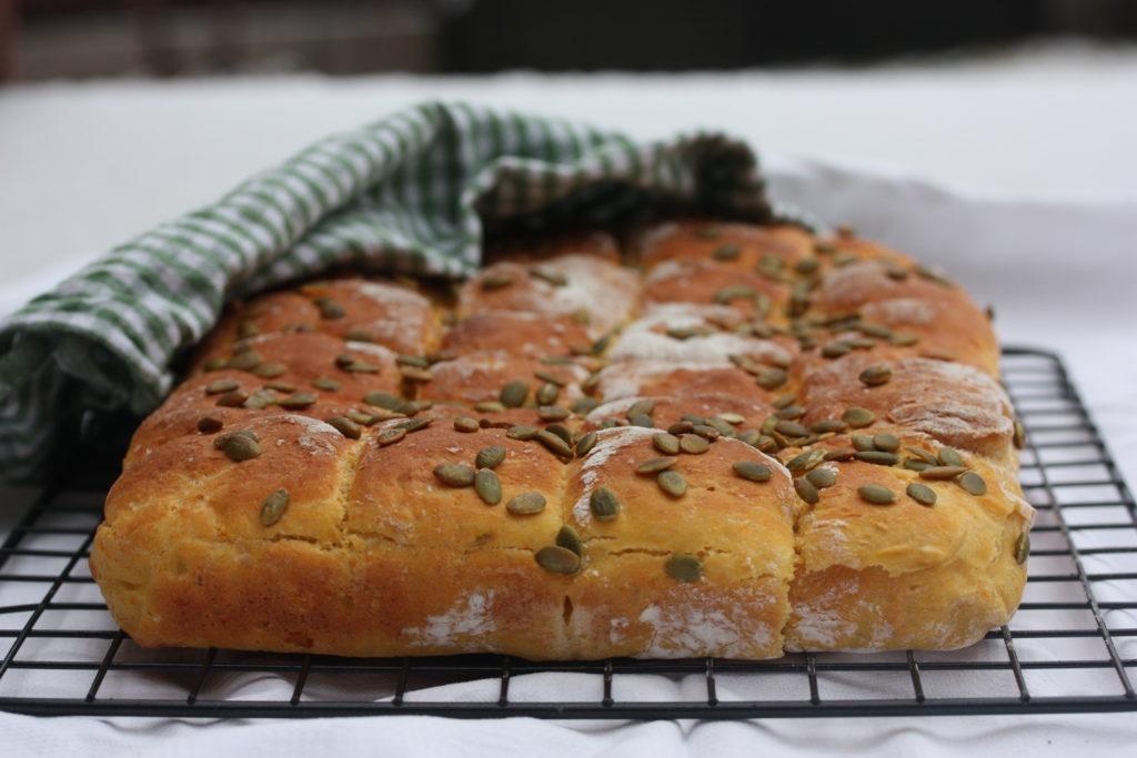 Hallo? Vet du hva? At det går an! Tenk at bare ved å rive litt gulrot og slenge sammen noen få ingredienser, så blir du belønnet med et saftig, mykt og vanvittig smakfullt brød!