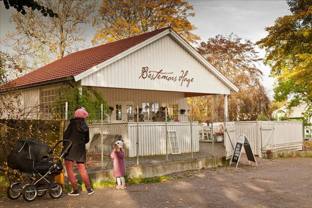 11 Fakta om eiendommen Oppdragsnr 68-1003/17 Adresse Lofotgata 5, 6510 KRISTIANSUND N synlig innfesting for vindu og dører i fabrikkmalt hvit utførelse Glassfelt i dør mellom gang og stue Fotlister i