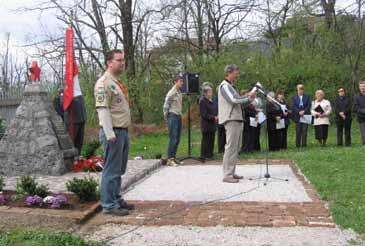 DRUŽBA nomijo Slovenije, in socialno politiko, temelječo na moralnih načelih evropske etike. Kot utemeljitelj krščanske socialne misli je v politiki ostajal že pred vojsko in med njo v zmerni sredini.