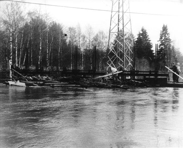 Figur 6-4 Dam Rotnes under flommen 1987. Kilde: Rotnes bruk 6.4 Kraftverk Det ligger flere regulerte vann i vassdraget oppstrøms beregningsstrekningen.