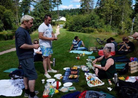 Cafe Fontene på grilltur Målgruppe: Målgruppen for Café Fontene har vært alle medlemmer av Fontenehuset Drammen, både de aktive, de passive og de som er i arbeid eller studier.