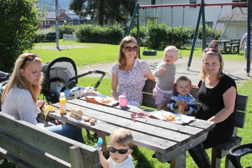 Møteplasser: Lekeplassen Vålebru 100 år i 1999 og lekeplassen i sentrum ble planlagt 4.klasse ved en barneskole tegnet og modellerte.