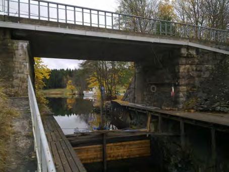 5.13 Trafikk, fremkommelighet og trafikksikkerhet Fylkesveg 124 går gjennom Strømsfoss, over 2 bruer. Brua over fossen er 41m, og er fra 1957. Brua over slusen/ kanalen er 11m lang, og er fra 1958.