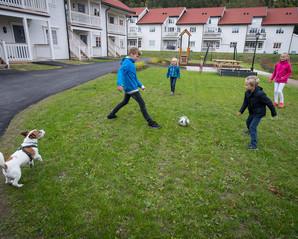 Fellesareal og boligsameieforening Leiligheter i 1. etasje leveres med egen hageplass som går ut fra stuen.