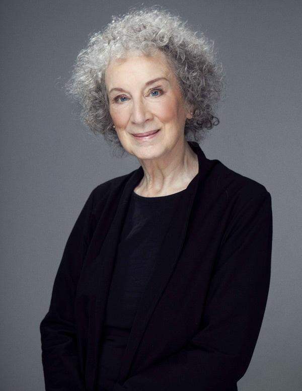 Om forfatteren: Margaret Eleanor Atwood er født i 1939 og regnes som en av Canadas betydeligste forfattere.