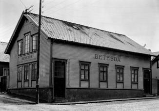 1896 Stavangers første blikktrykkeri. 15-25 ansatte ved oppstart, i 1911 350 ansatte. Lokalet ble overtatt av Stavanger Gummi-industri («Gummien») i 1924. Haugesundsgata 27-29, Etabl.