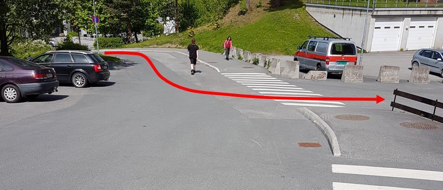 Figur 7: Den andre veien til krysset Heimdals gate X Storgata markert med rød strek og pil (bilde: Sweco).