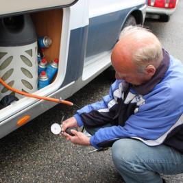 Bremser og understell blir kontrollert. Vi sjekker om det er jordfeil på det elektriske anlegget og er det tørt vær sjekker vi om det er indikasjoner på fukt i vogna eller bobilen.