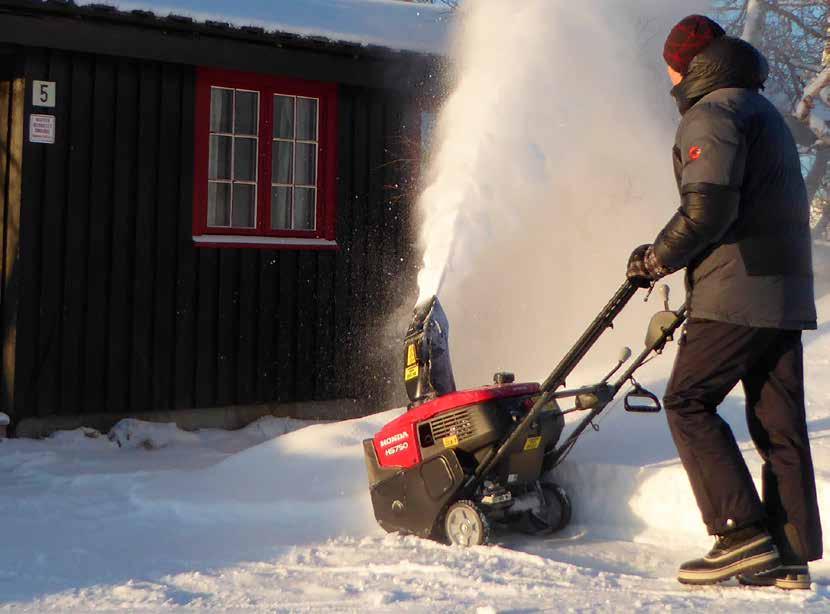 Manuell styring av utkasterrør Innmaterskrue av gummi Si farvel til snøskuffen Honda entrinns snøfreser er kompakt, sterk, effektiv og lett å bruke.