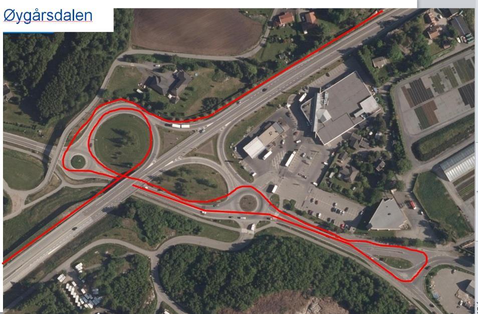 Den røde linjen viser kjøreveien for en buss som ankommer østfra og skal stoppe ved Nedenes terminal.