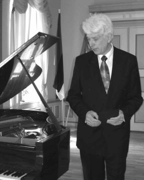 Nii väga armastavad muusikud oma pille. Klaver on koduhoidja. Reeglina ei too pianist oma klaverit kontsertsaali kaasa. Erandid teatavasti kinnitavad reeglit.