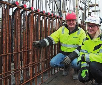 Forskalingsformene monteres på bakken. Etter hvert som det støpes og betongen herder, løftes hele den 110 cm høye glide formen av en serie hydrauliske jekker.