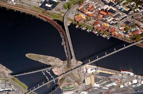 Holmenbrua og Strømsøbrua Holmenbrua og Strømsøbrua ble bygget på slutten av 1960 og begynnelsen av 1970. Tverrsnitt: Ensidig fortau mot sentrum of 2 kjørefelt. Seilingshøyde: 6 m.