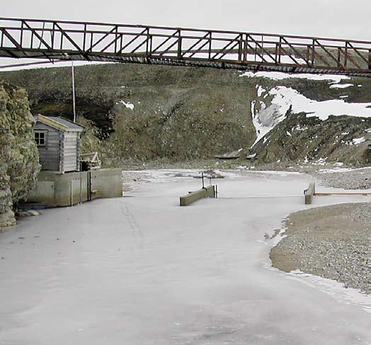 Vinteren kom tidlig på Svalbard Kort sommer ga lav sedimenttransport i Bayelva. NVE har i samarbeid med Norsk Polarinstitutt drevet en målestasjon i Bayelva ved Ny-Ålesund siden 1989.