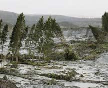 April Snøsmelting i fjellet Det var mildt, og snøsmeltingen i fjellet var i full gang.