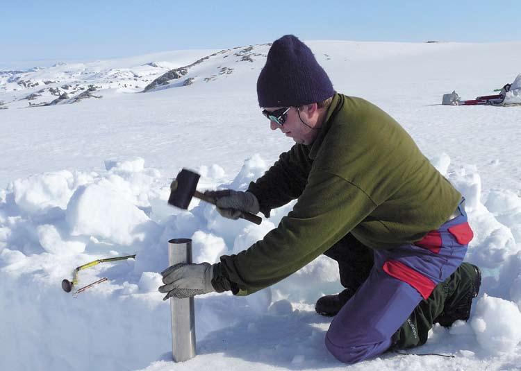 Måling av snøens tetthet Foto: Hallgeir Elvehøy Snø, snø og mer snø 27-vinteren var særdeles nedbørrik og mild.