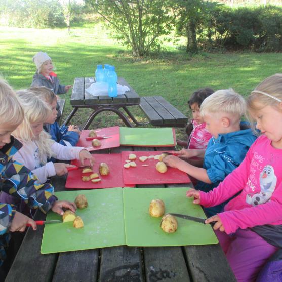 5-åringane har ellers kome godt i gang med 5-årsklubben (giraffklubben), dei er ivrige og vil helst gjera meir lekse enn det som er planlagt kvar fredag!