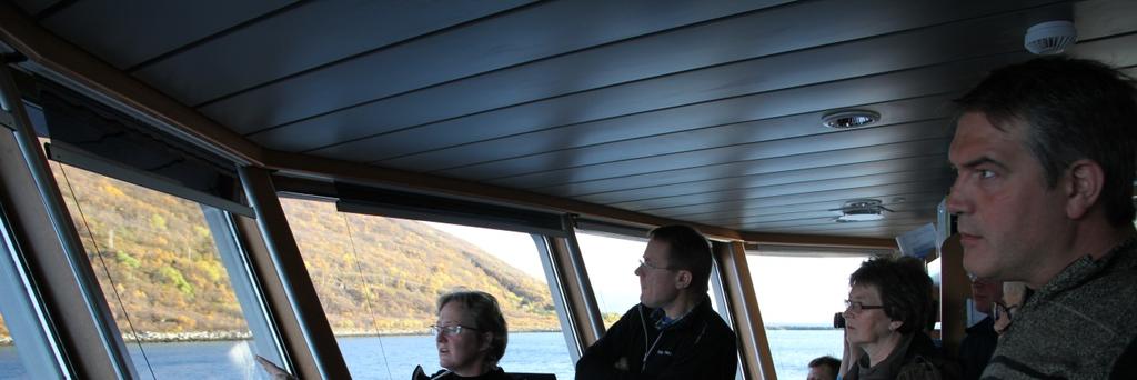 Første stopp på turen var på sydspissen av Nord-Kvaløya. Ann-Heidi informerte om de bygningen vi kunne se på land.