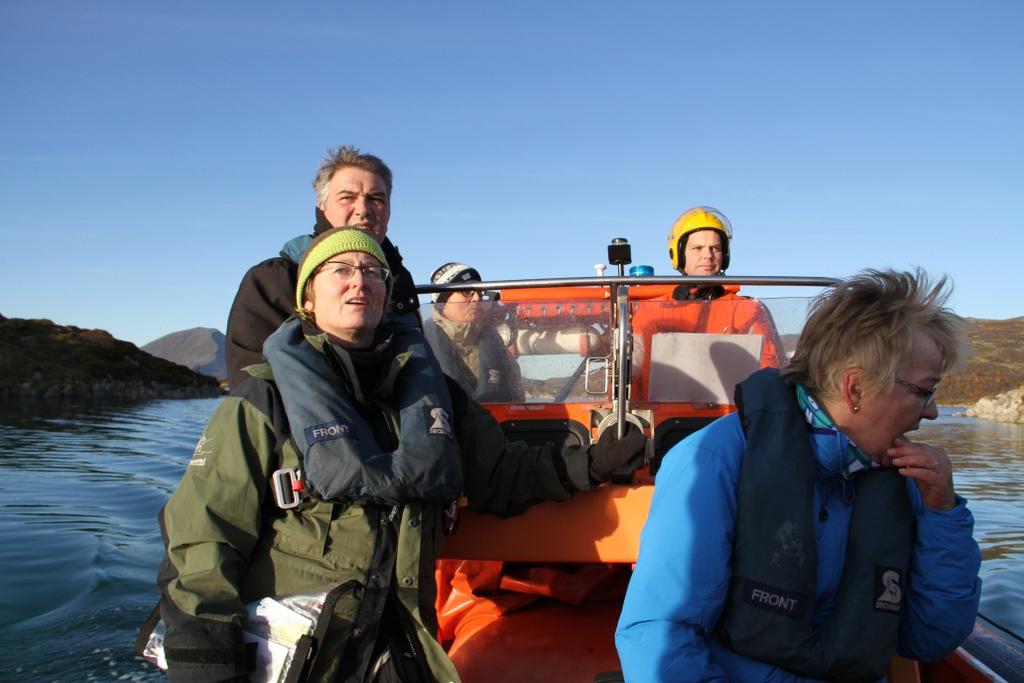 Videre tok lettbåten oss til Hersøygård der vi beskuet området fra båten før vi satte kursen mot Haugland der Jeger og fisk disponerer et hus i et statlig