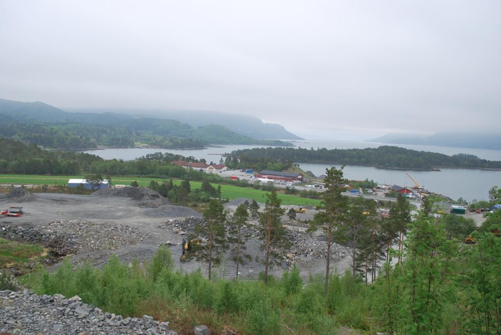 4 4.2 Dagens arealbruk og tilstøtende arealer Planområdet er på 165,6 daa og består av et eksisterende industriområde (mot vest), et snart avslutta steindeponi og et område med dyrkamark (mot øst).