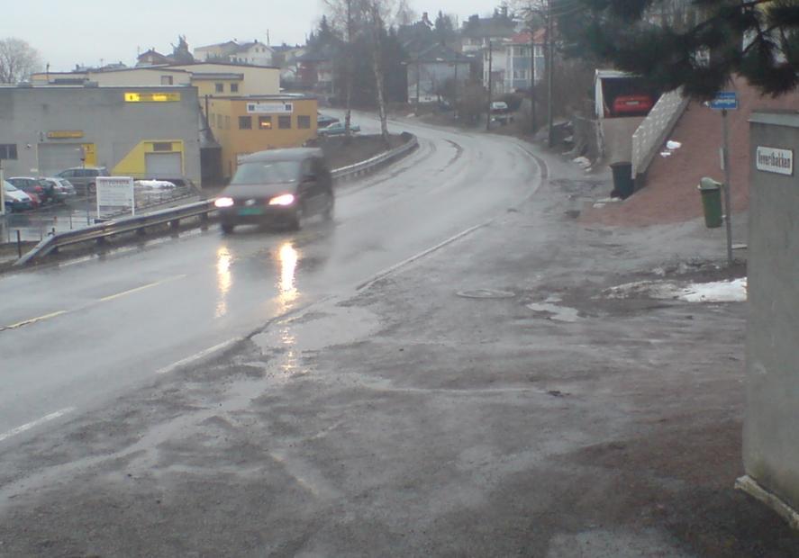 Etter at de står fast i avkjørselen må de rygge litt ut i Svelvikveien for igjen å ratte seg mer til høyre for å kunne kjøre videre.