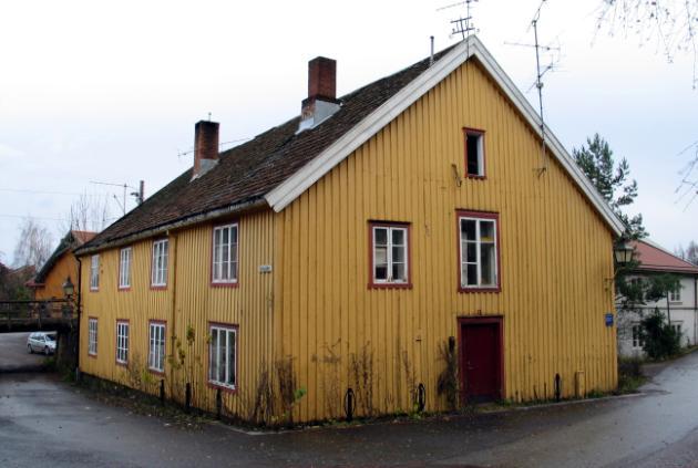 Huset fikk sin nåværende form i 1828, da 2. etasje ble påbygd, men opprinnelig byggeår skal være 1762.