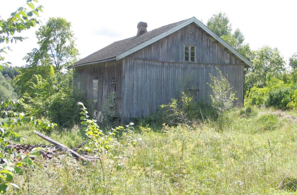 (0702-202-014) Våningshuset på Hillestad var skysstasjon og vertshus, noe huset bærer preg av. Det var bebodd ved registreringen i 1991, men har nå stått tomt i flere år og bærer preg av det.