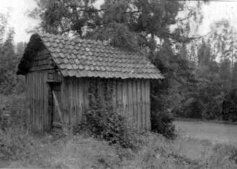 i en lomme i skogen et stykke fra hovedbrukene.