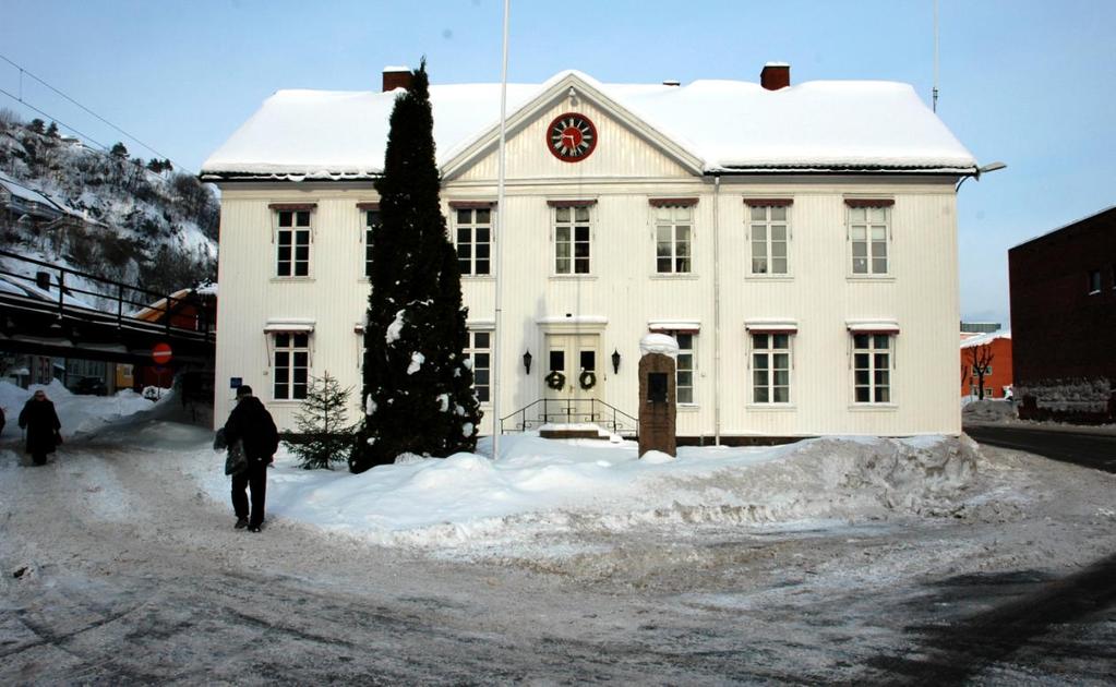 GAMLE HUS DA OG NÅ, 2. OMVERV "Holmestrand politistasjon" (0702-104-025) ble bygd i 1864 og var i bruk som rådhus, arrest og tinghus, fra 1950 politikammer.