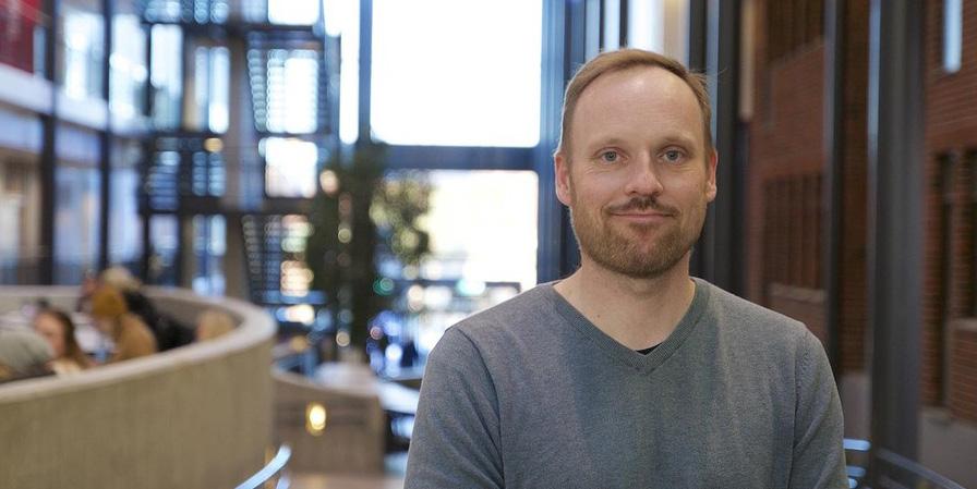 INKUBATORSELSKAP ANZYZ TECHNOLOGIES SELVLÆRENDE SPRÅKANALYSE FOR «TEXT MINING» AV BIG DATA Anzyz CCL er et språkverktøy som forstår store datamengder og benyttes bl.a. til å iverksette forbedringer fra kundetilbakemeldinger.