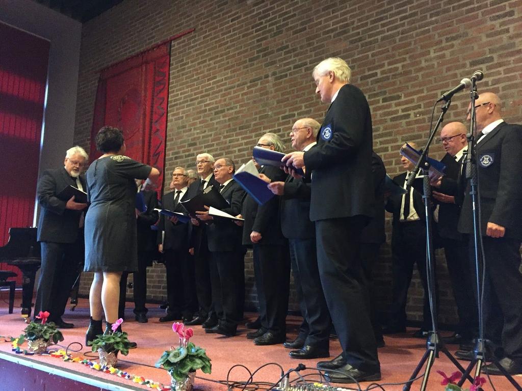 Islandsmoen mannskor er et fast og kjært innslag med høytidelig korsang og allsang på Juleglede, og i år hadde vi også konsert med Lars Klevstrand.