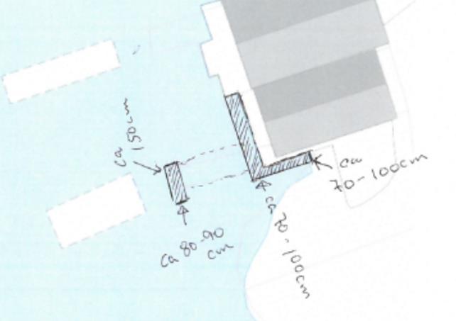 Det er få opplysningar i søknaden om fundamentet/muren som er søkt oppført i forkant av kaien. Fundamentet/muren er illustrert i kart vedlagt søknaden, men tiltaket er ikkje målsett.