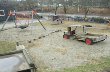 Ønskede funksjoner/elementer i området er; Balanse/motorikk, tunnel, sklie som satt sammen i en helhet og ikke for høy. 2 stk husketyper. En for rullestolbrukere og en for ikke.