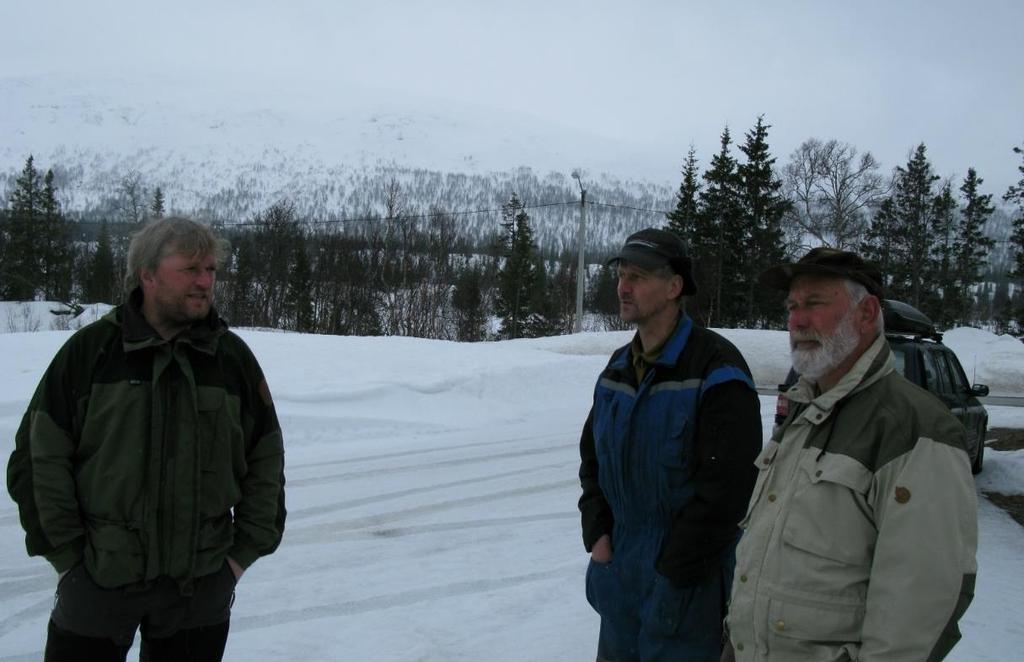 Sentrale aktører samlet ved vårrasteplassen i Hudningsdalen, en vårdag i 2010.