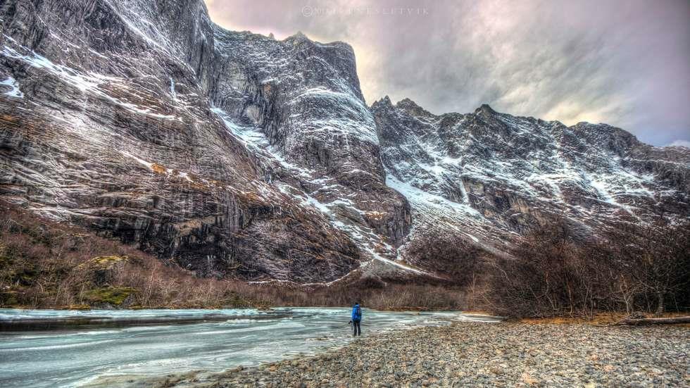 MÅNEDENS BILDE Trollveggen i mars Foto: rbnett.no Rør ikke ved mitt hjerte i dag. Våren har gjort det alt. Bølger av gammelt nederlag kysser det, hardt og salt. Bølger av nederlag og savn.