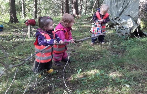 På noen av turene samler vi inn alt vi kan finne ute i naturen.