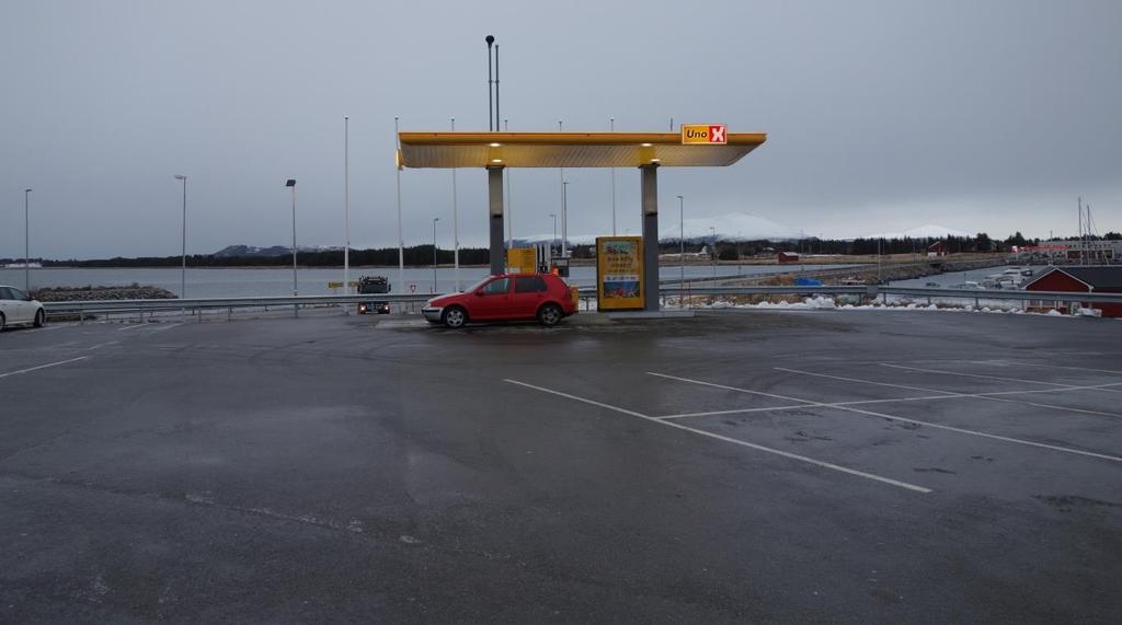 Ubetjent bensinstasjon ved Gjøsund. Store avstander og flater gir lite sentrumsmiljø. Mye av boligbebyggelsen i Giske ligger på Valderøy.