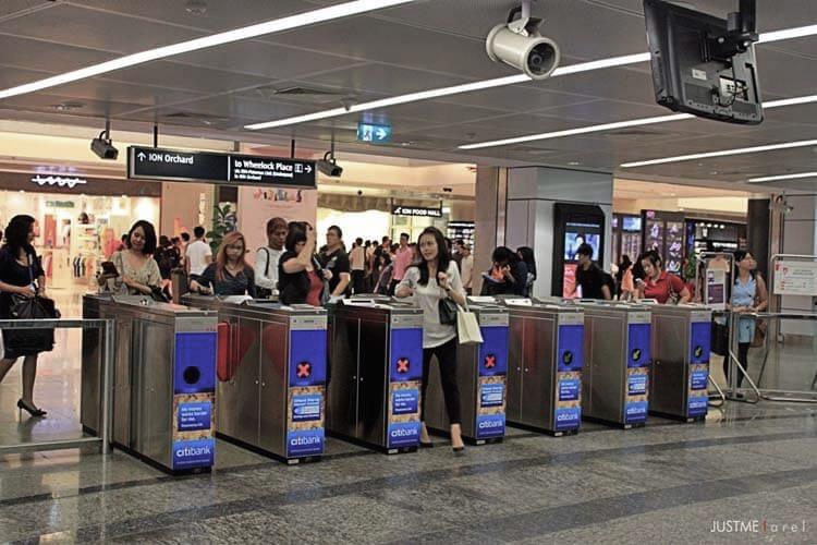 Programmering: Orchard Road MRT Station, Singapore.