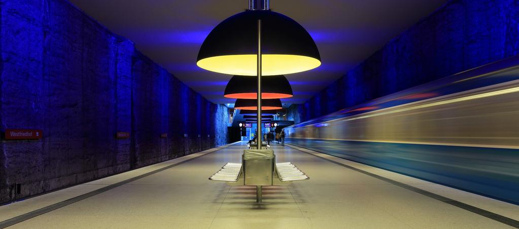 Lyssetting: Westfriedhof, München. Langsmed perrongen har designeren av stasjonen lyssatt den med store lamper, hver på 3,8 meter i diameter, med forskjellige farget lys.