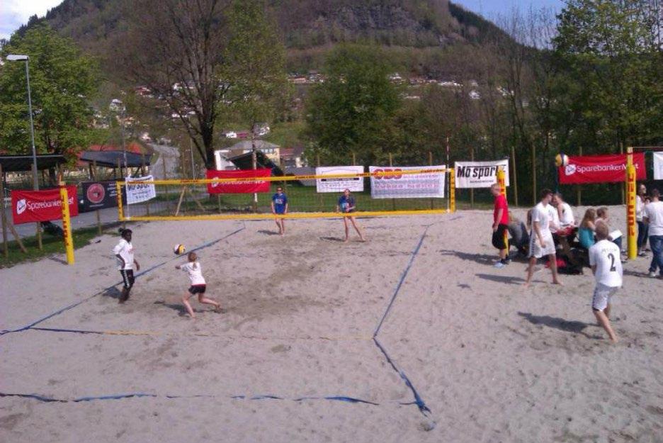 DEL 2: Minisandvolleyballigaer 2.5 Minisandvolleyballanlegg 20 Eksempel 2:1 bane (6m x 12m) Nivå 3 & 4. 1. Bruk en ekstralinje/et tau og fest denne på sidelinjen, 2 meter fra baklinjen. 2. Dra linjen/tauet rett over banen.